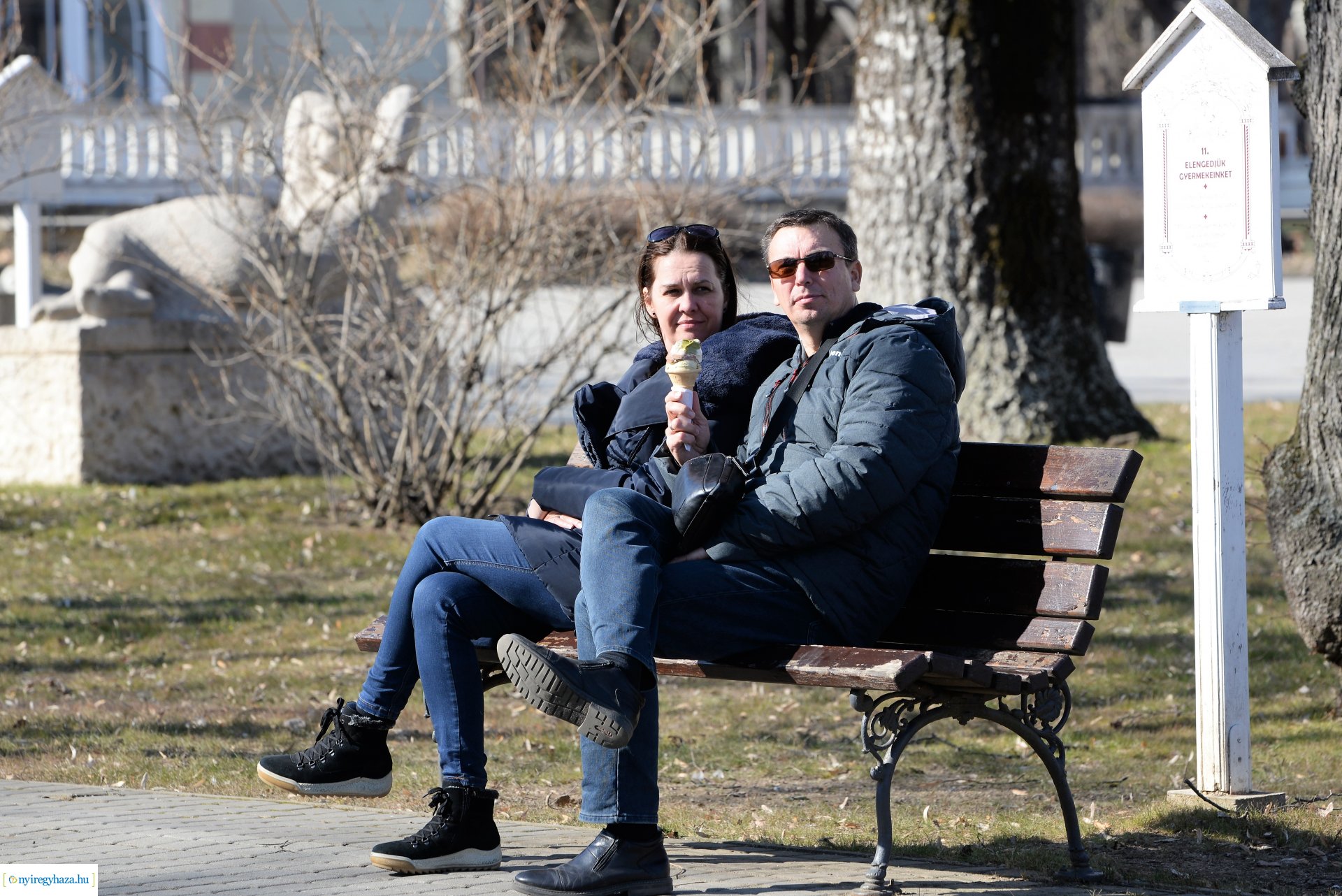 Megtelt Sóstó a tavaszi napsütésben