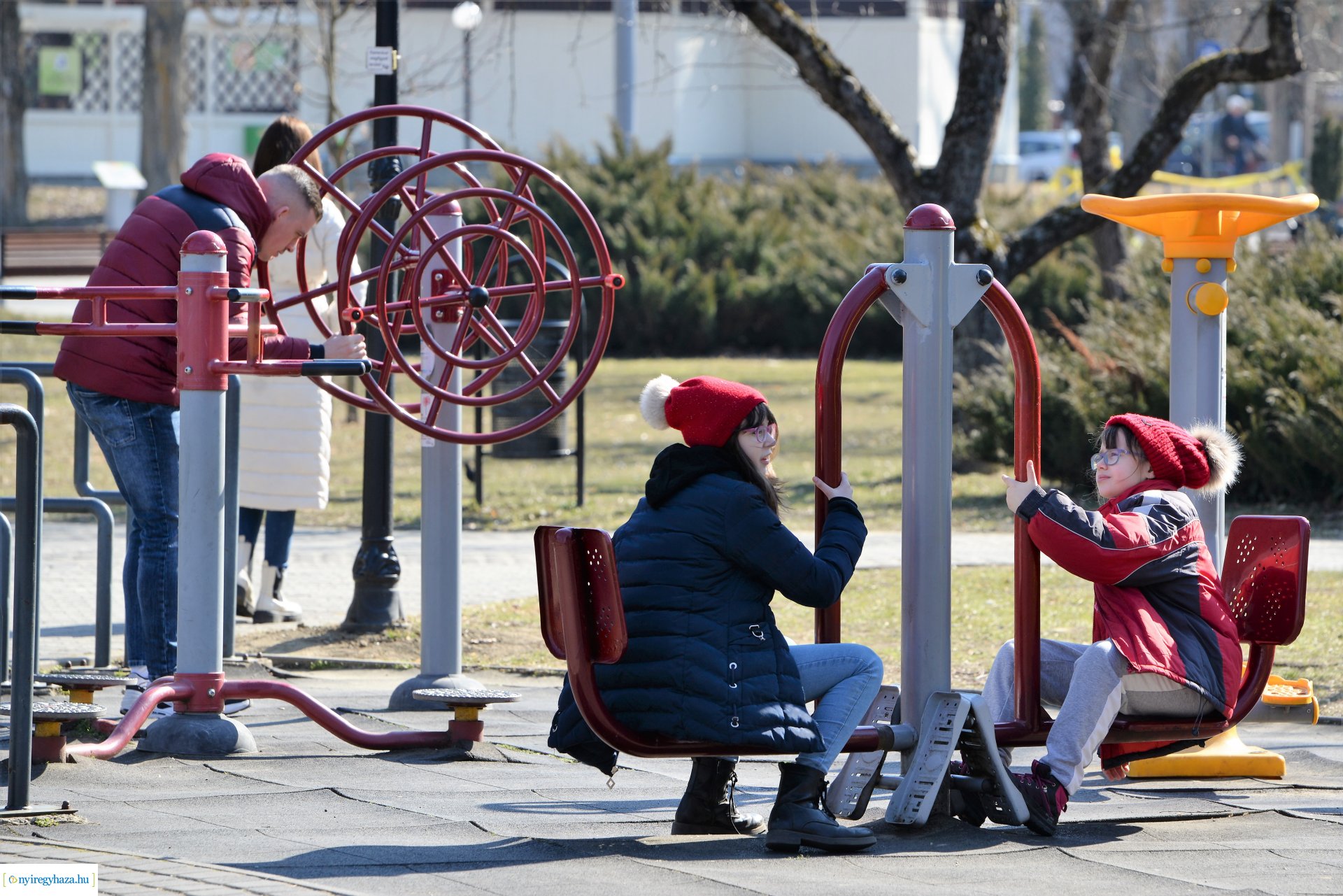 Megtelt Sóstó a tavaszi napsütésben