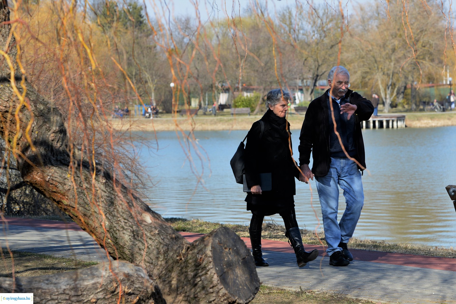 Megtelt Sóstó a tavaszi napsütésben