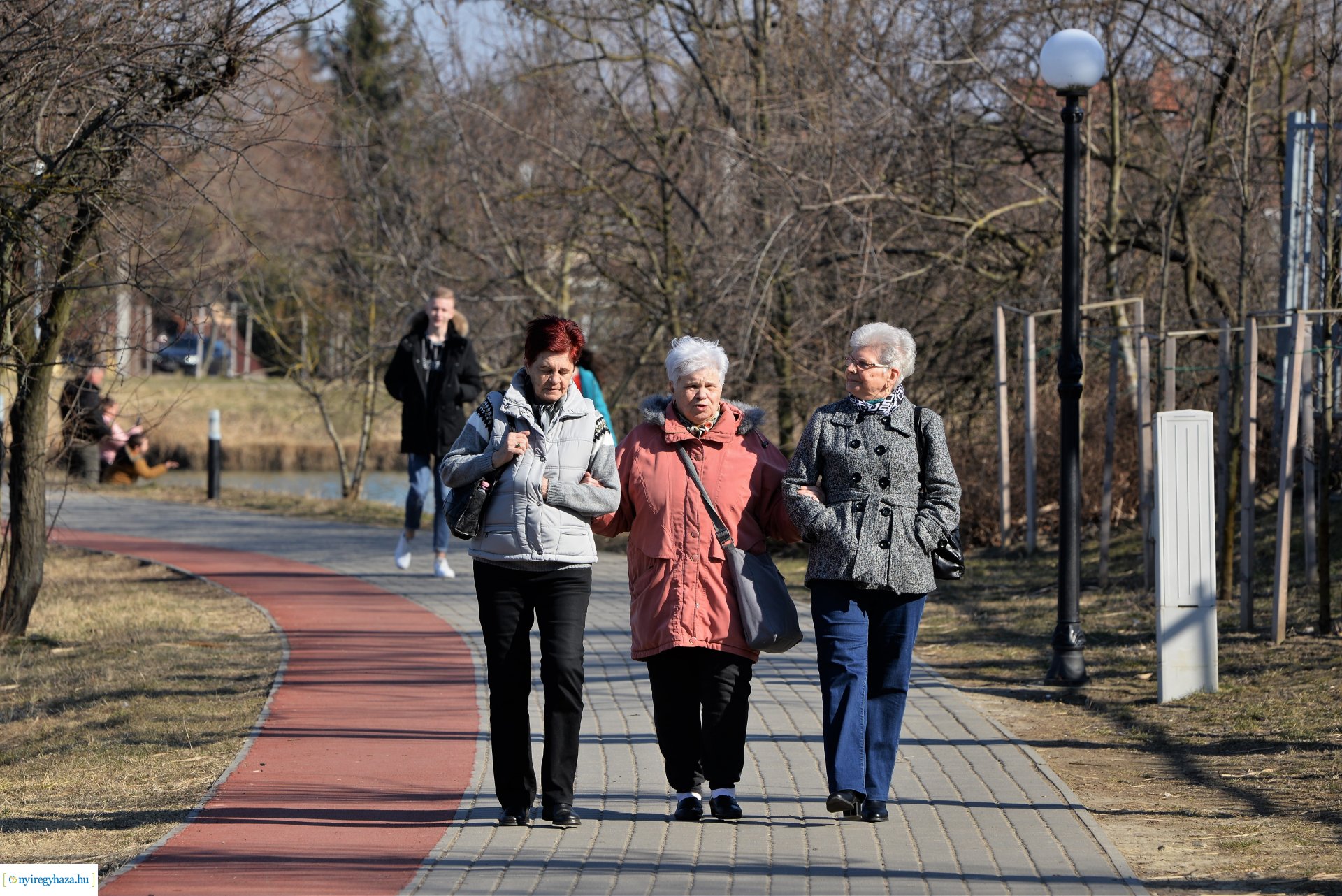 Megtelt Sóstó a tavaszi napsütésben
