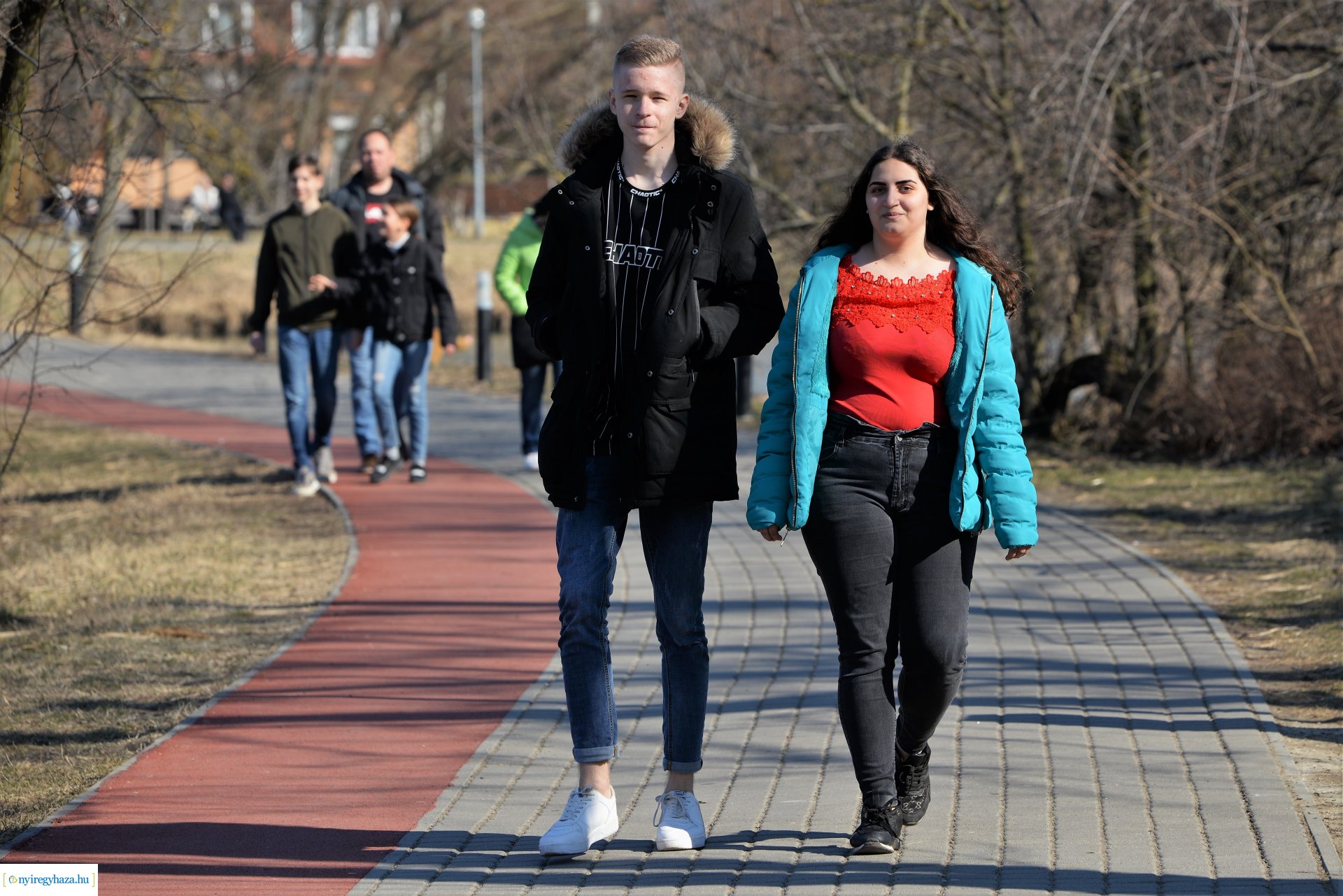 Megtelt Sóstó a tavaszi napsütésben