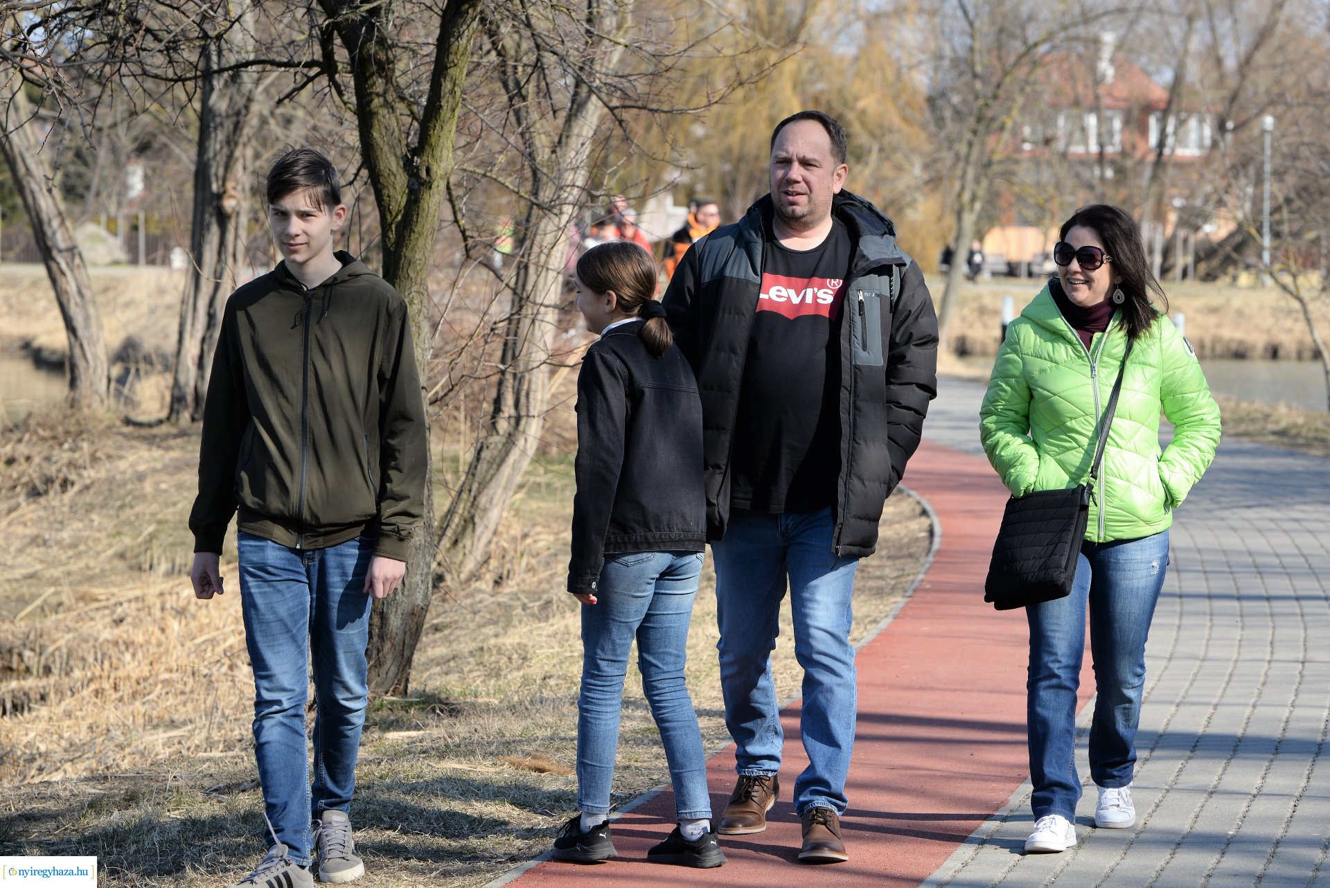 Megtelt Sóstó a tavaszi napsütésben