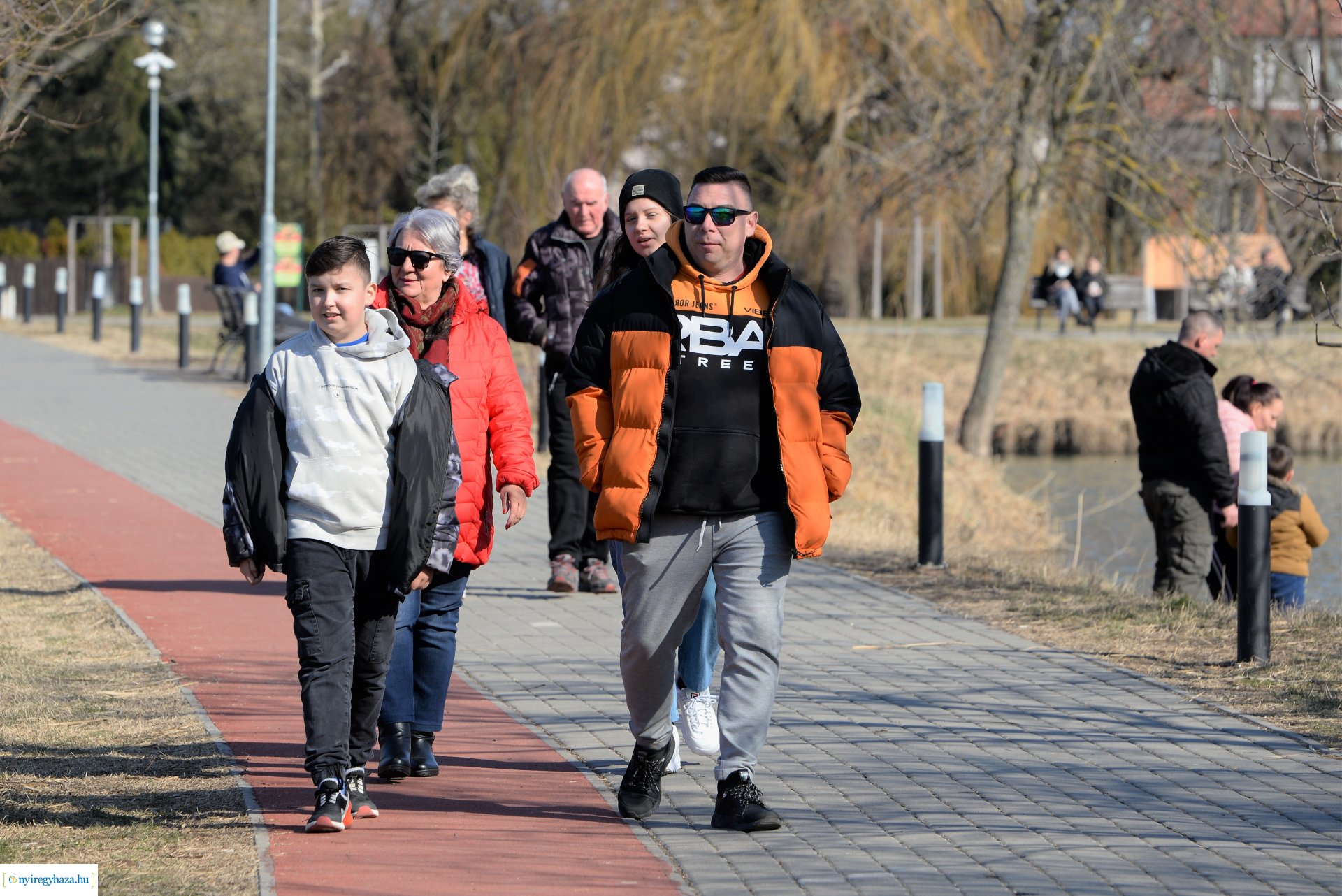 Megtelt Sóstó a tavaszi napsütésben