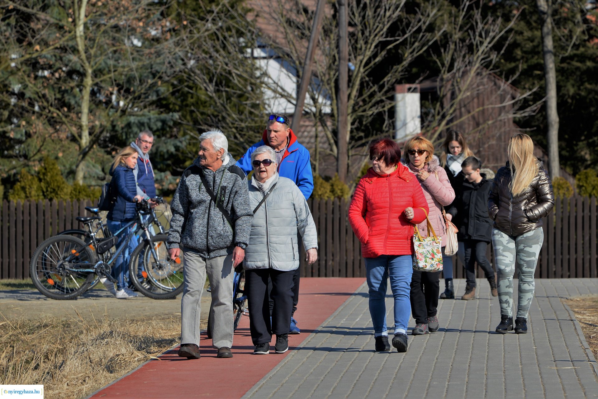 Megtelt Sóstó a tavaszi napsütésben