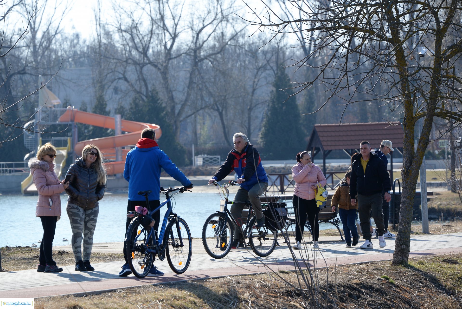 Megtelt Sóstó a tavaszi napsütésben