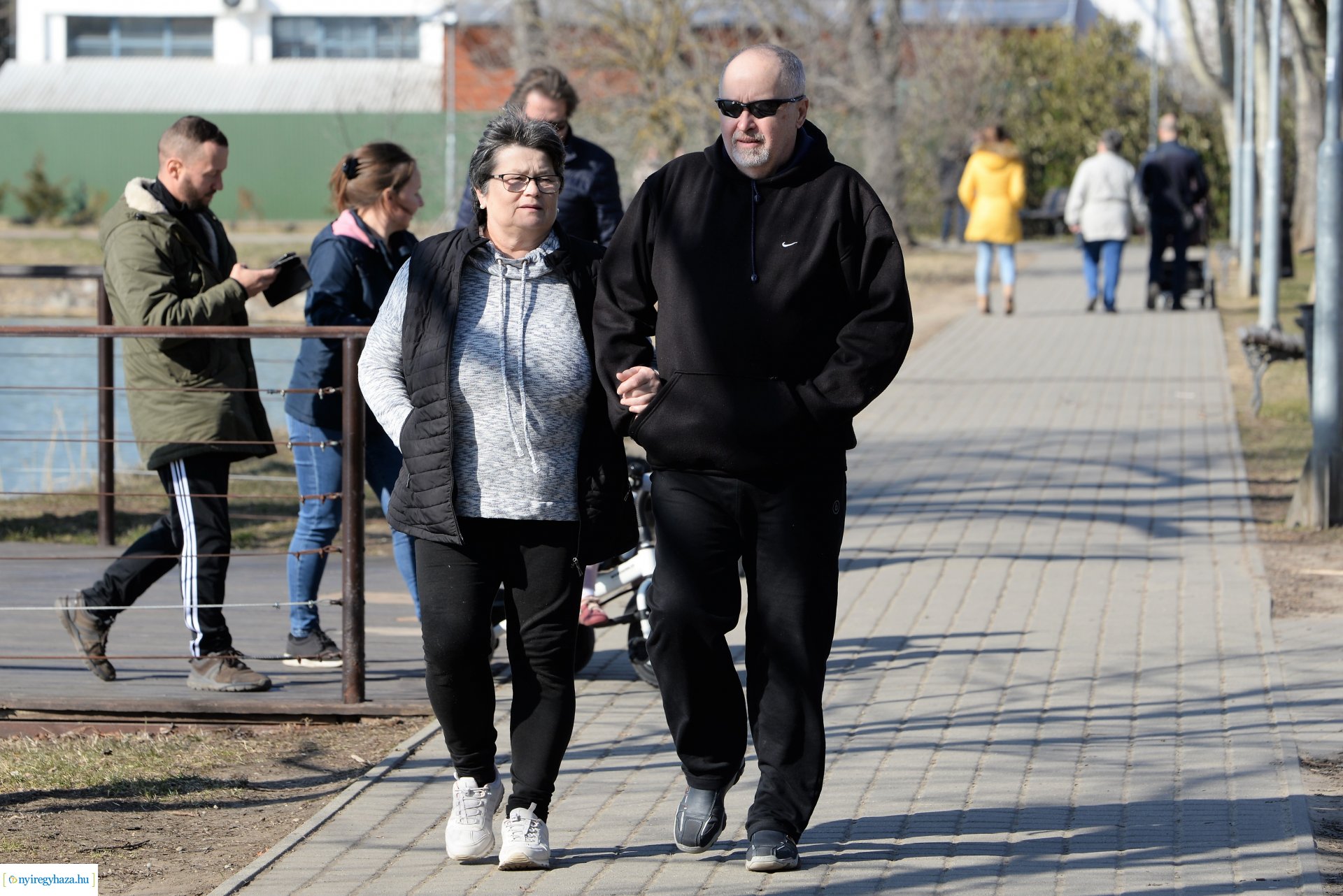 Megtelt Sóstó a tavaszi napsütésben