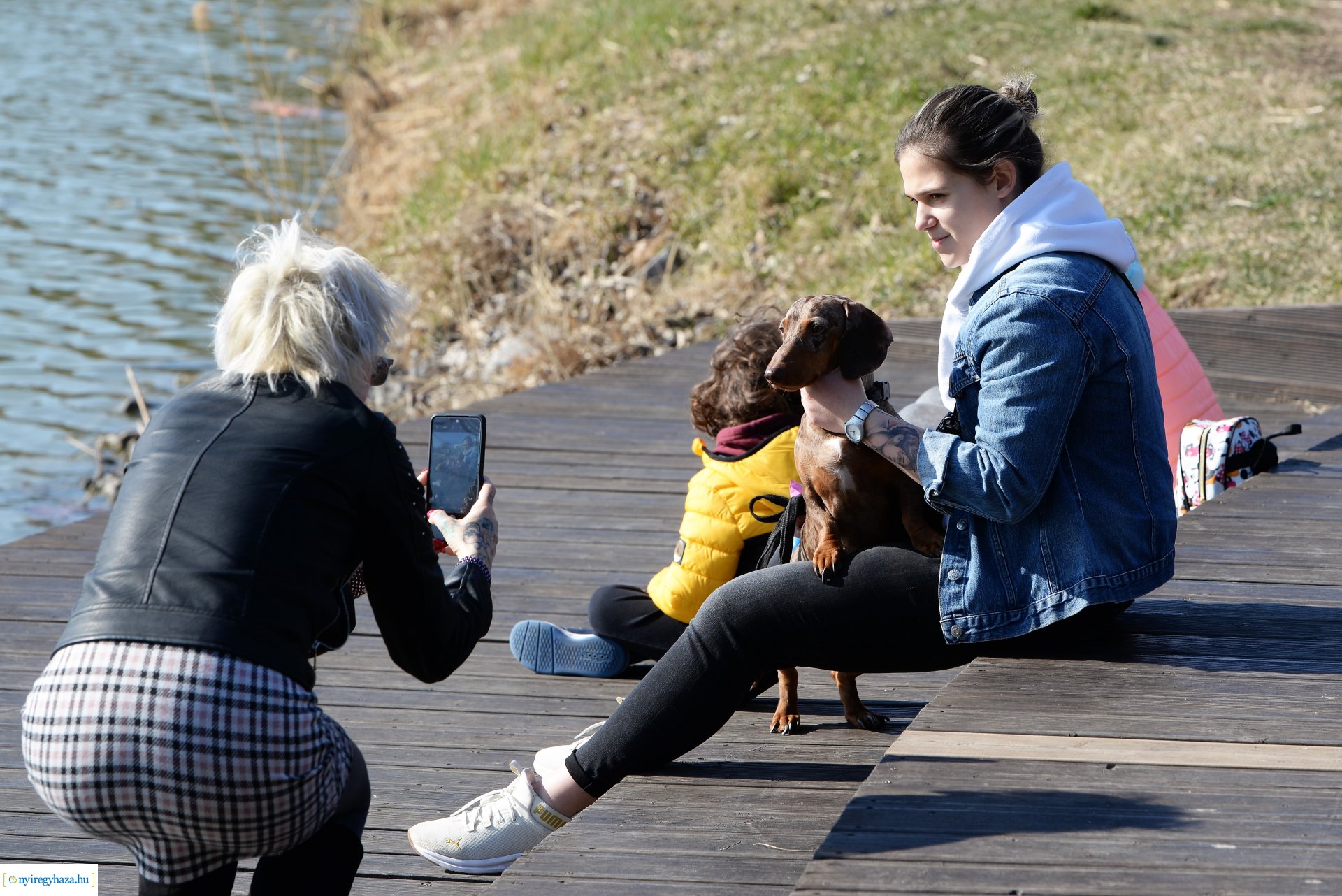 Megtelt Sóstó a tavaszi napsütésben