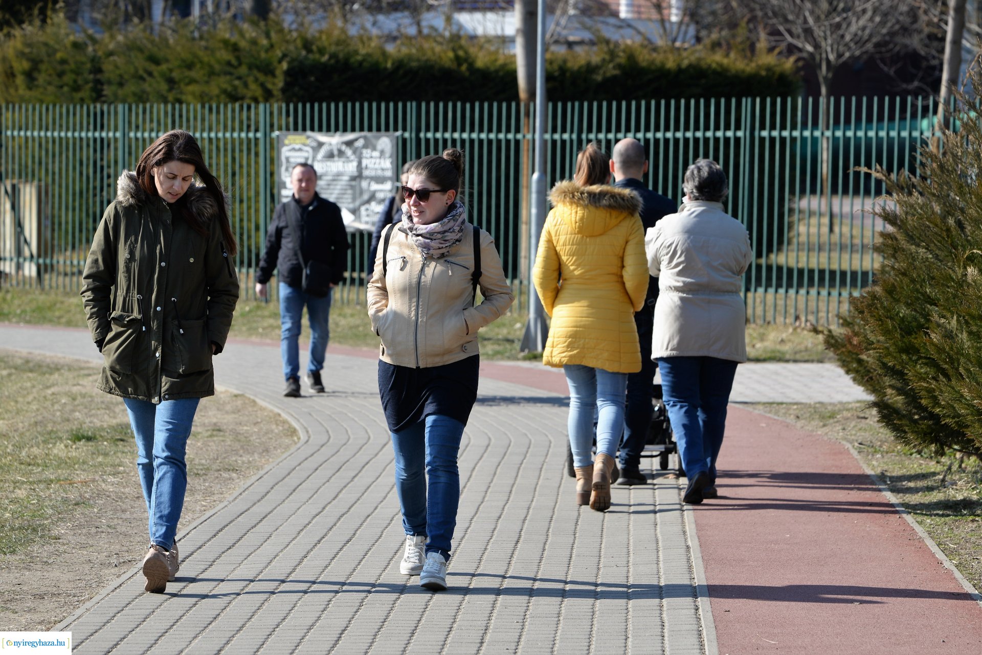 Megtelt Sóstó a tavaszi napsütésben