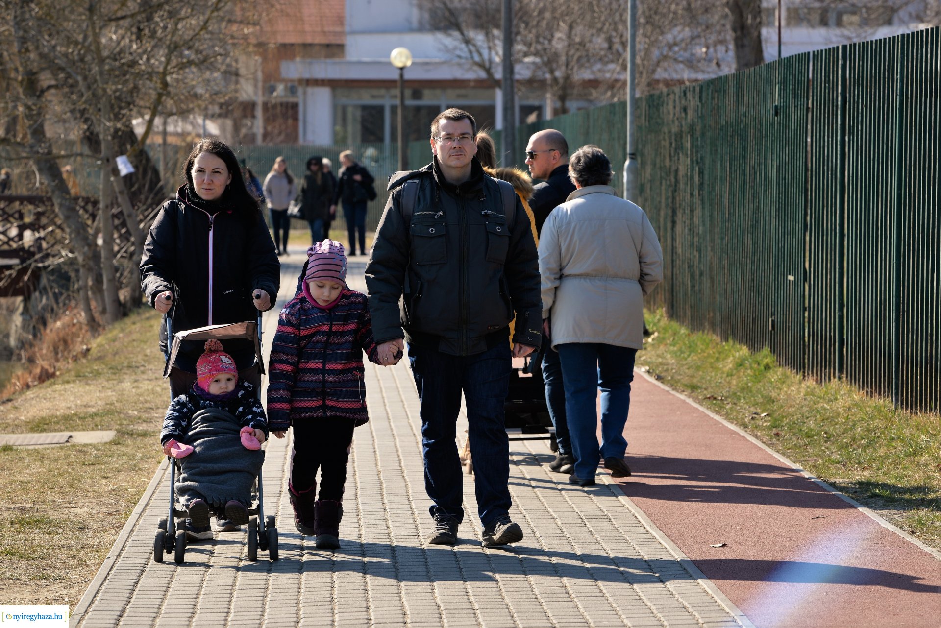 Megtelt Sóstó a tavaszi napsütésben
