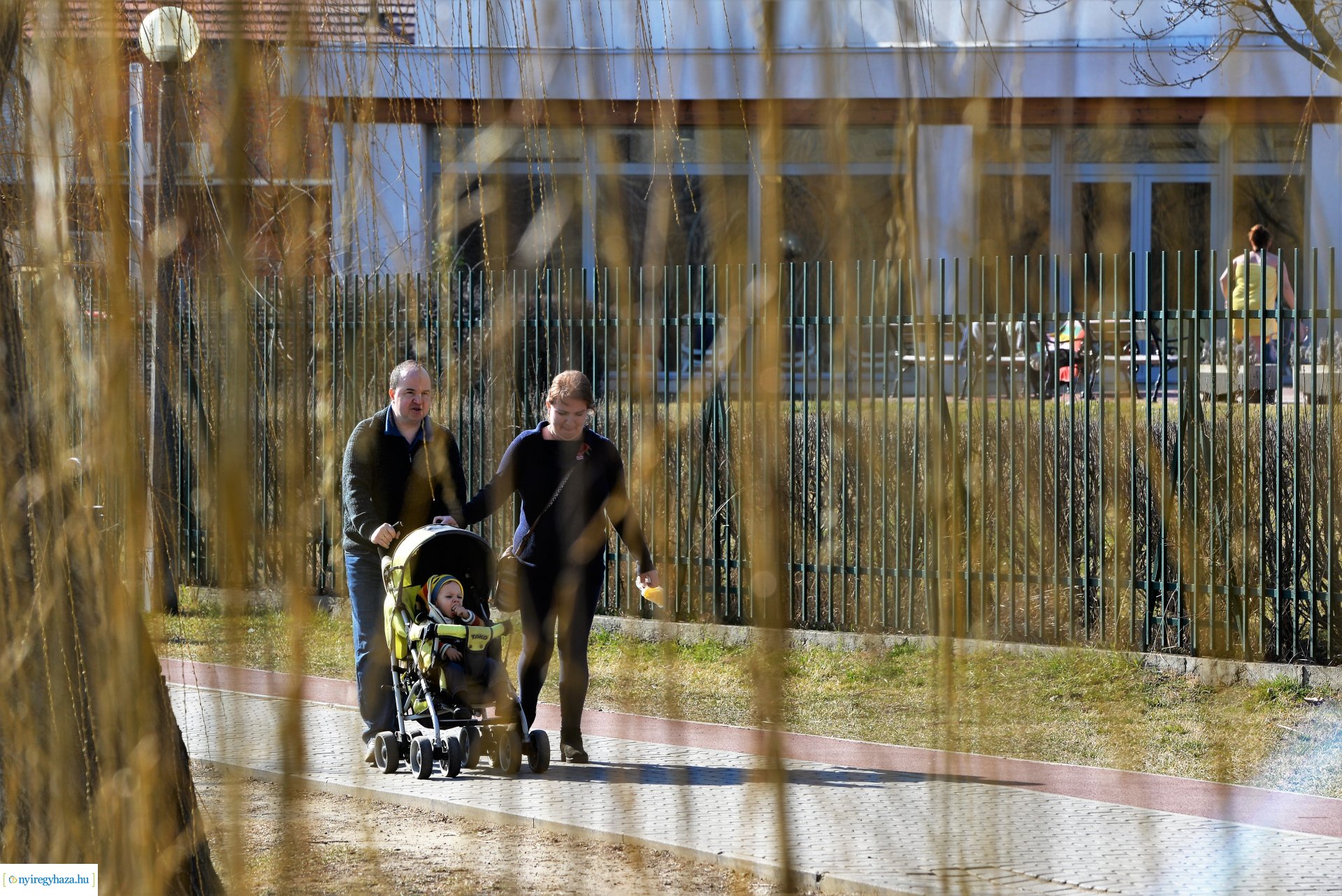Megtelt Sóstó a tavaszi napsütésben
