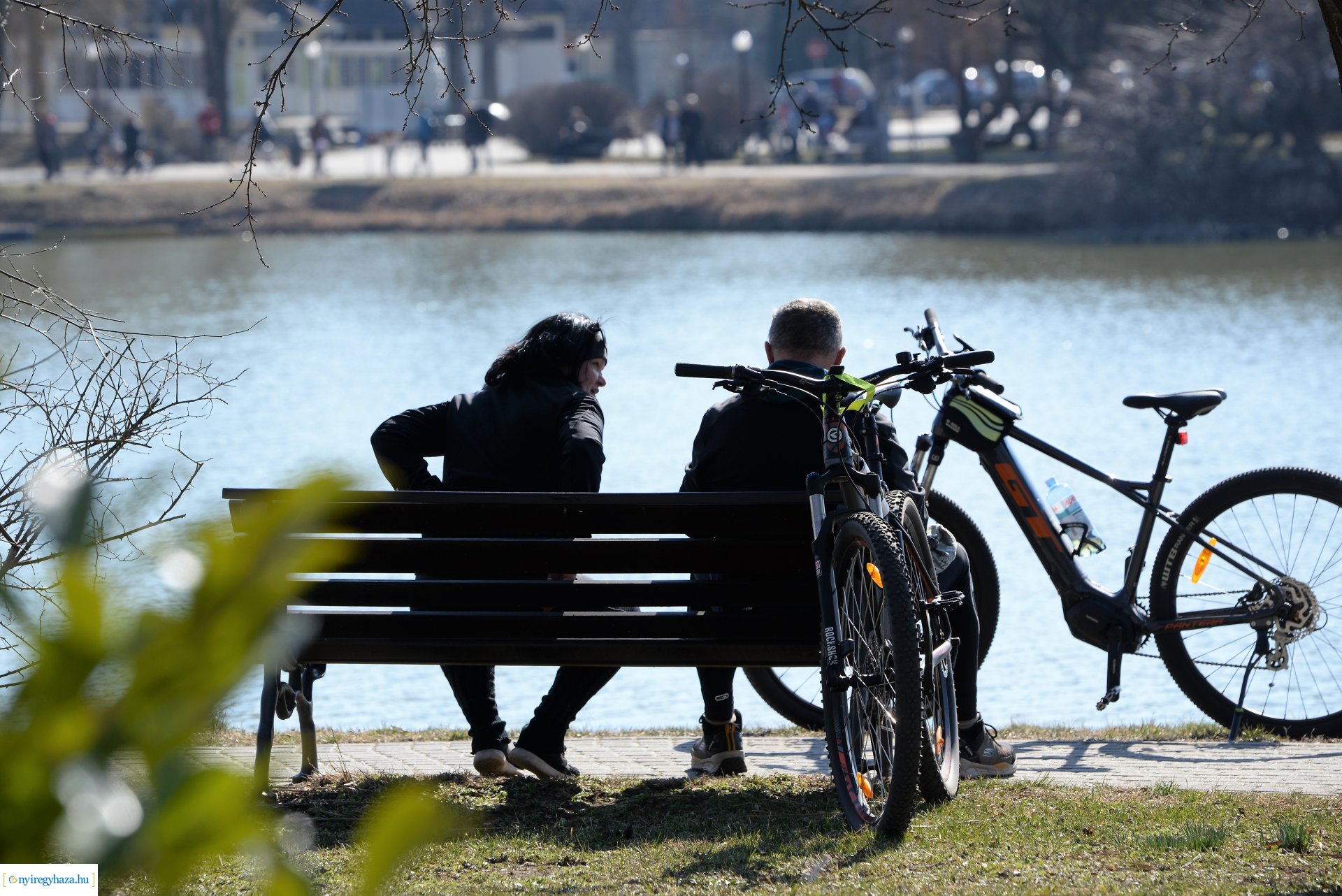 Megtelt Sóstó a tavaszi napsütésben