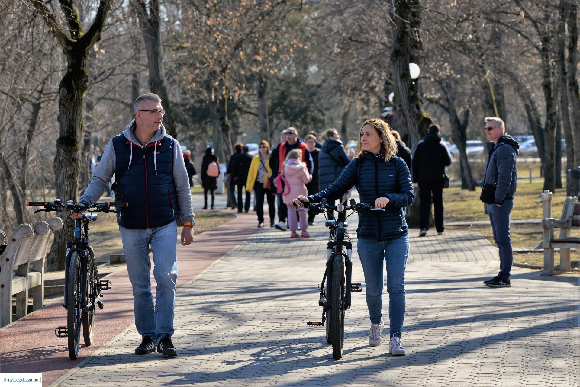Megtelt Sóstó a tavaszi napsütésben