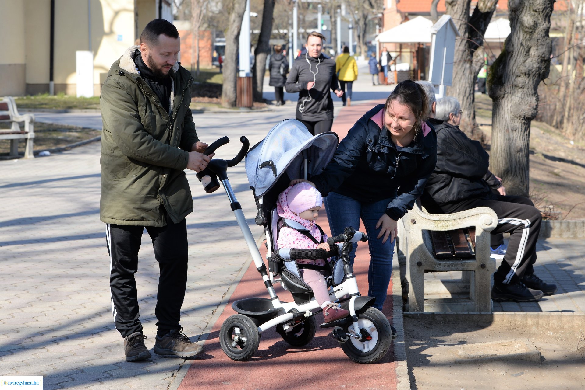 Megtelt Sóstó a tavaszi napsütésben