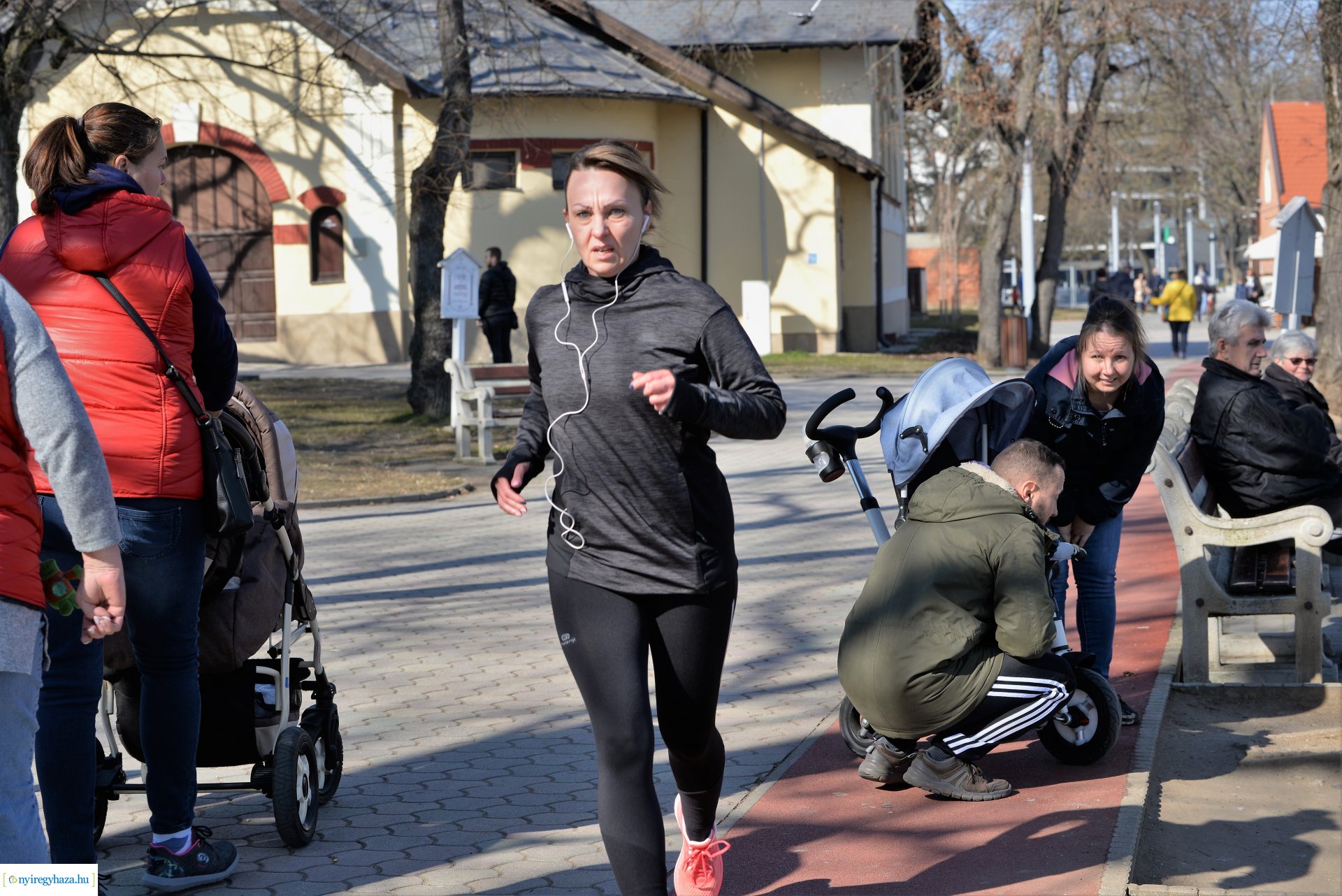 Megtelt Sóstó a tavaszi napsütésben