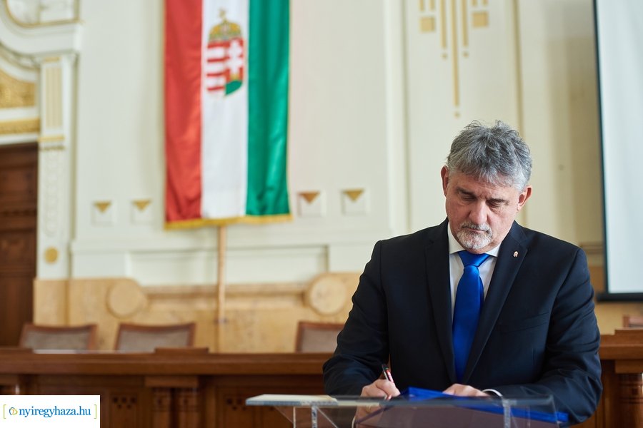 Megyeháza tetőszerkezetének ünnepélyes átadása