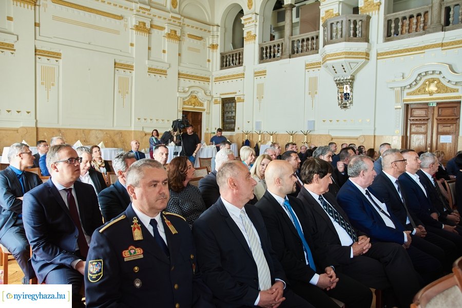 Megyeháza tetőszerkezetének ünnepélyes átadása