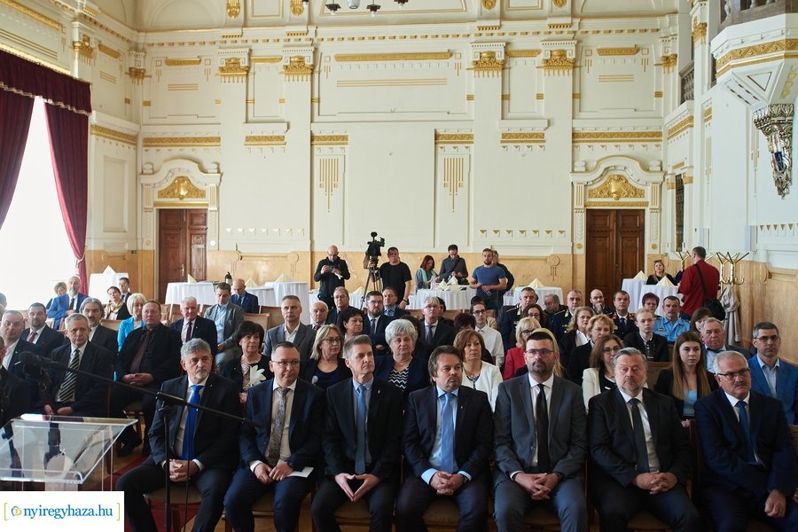 Megyeháza tetőszerkezetének ünnepélyes átadása