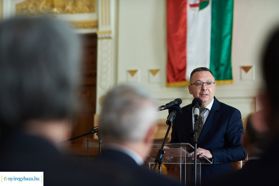 Megyeháza tetőszerkezetének ünnepélyes átadása