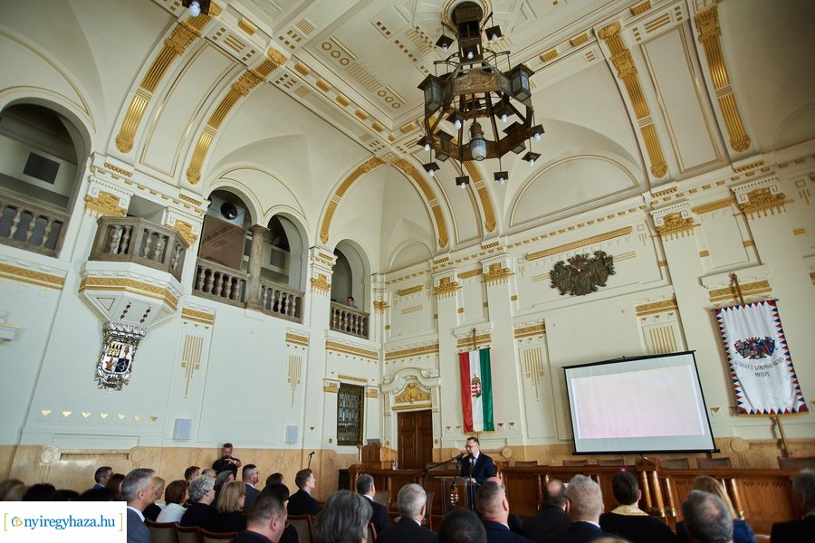 Megyeháza tetőszerkezetének ünnepélyes átadása