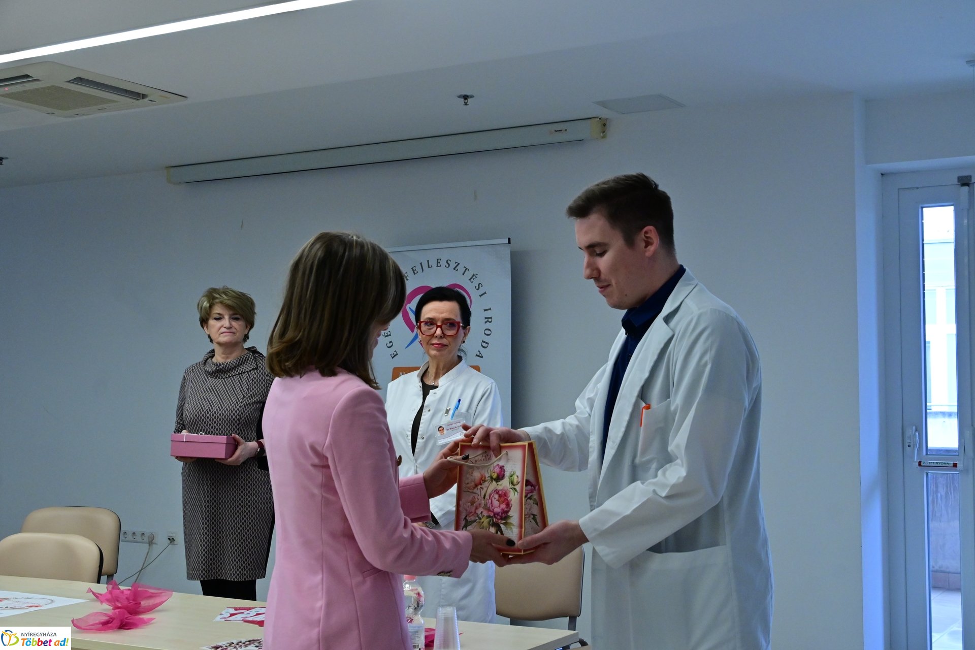 Méhnyakrák Megelőzési Hét 2025 - gyöngykarkötők átadása