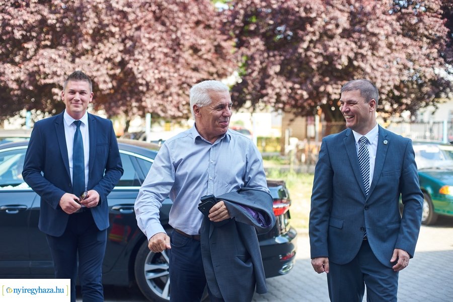 Mentőautó átadás a Mentőállomáson