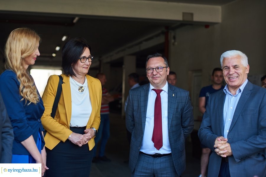 Mentőautó átadás a Mentőállomáson