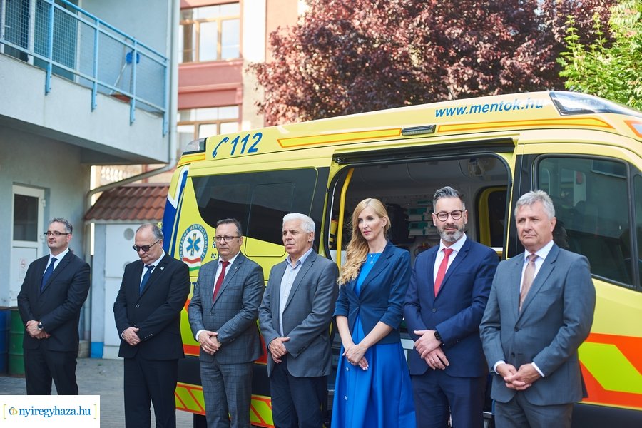 Mentőautó átadás a Mentőállomáson