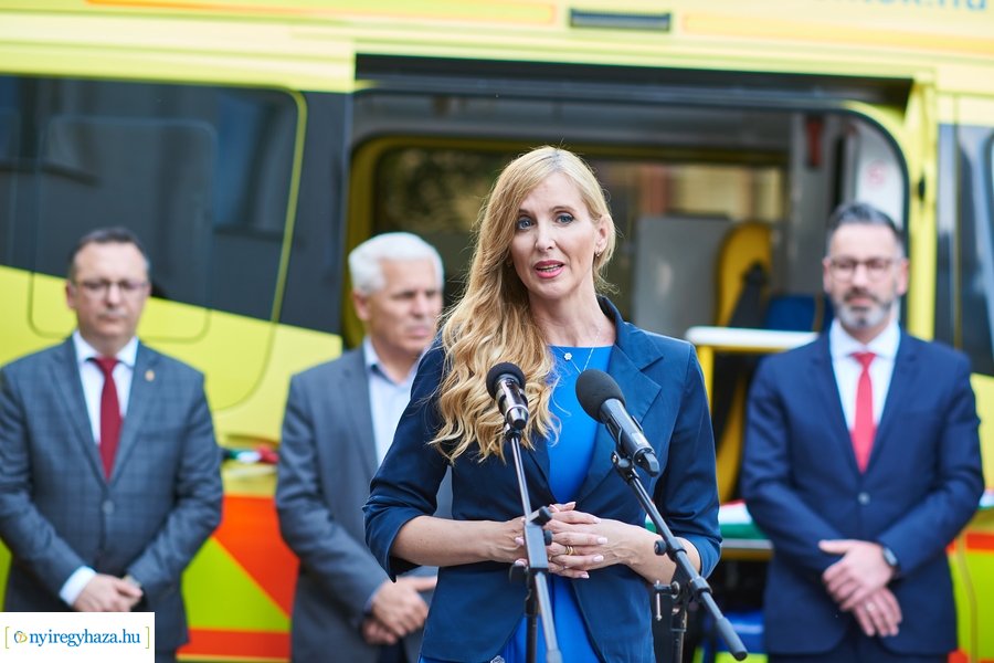 Mentőautó átadás a Mentőállomáson