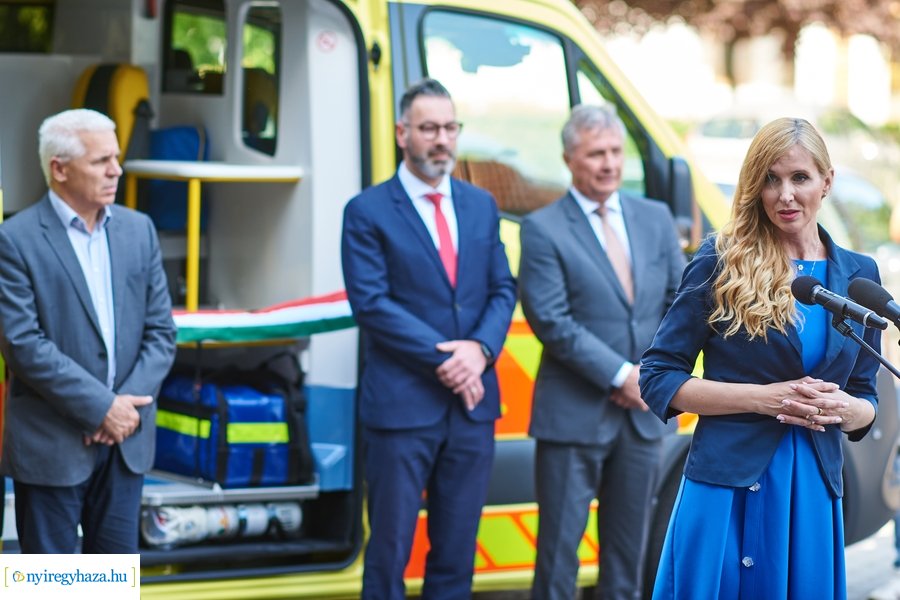 Mentőautó átadás a Mentőállomáson