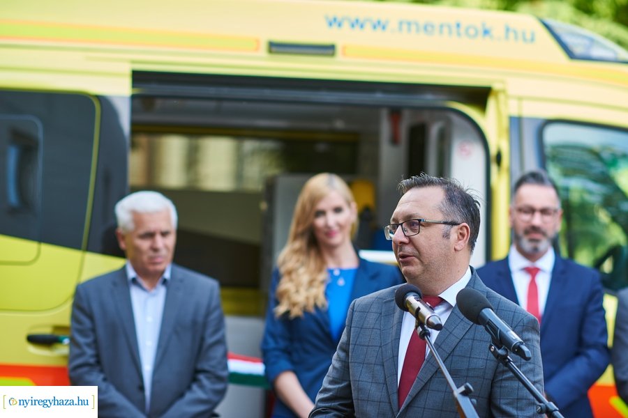 Mentőautó átadás a Mentőállomáson