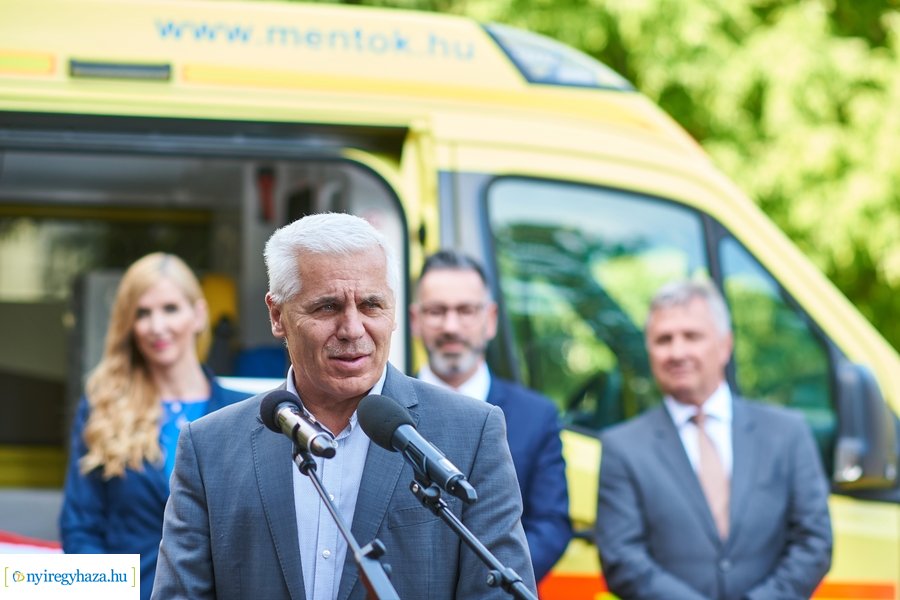 Mentőautó átadás a Mentőállomáson