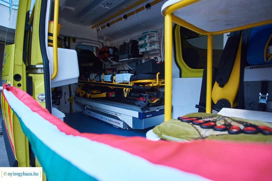 Mentőautó átadás a Mentőállomáson