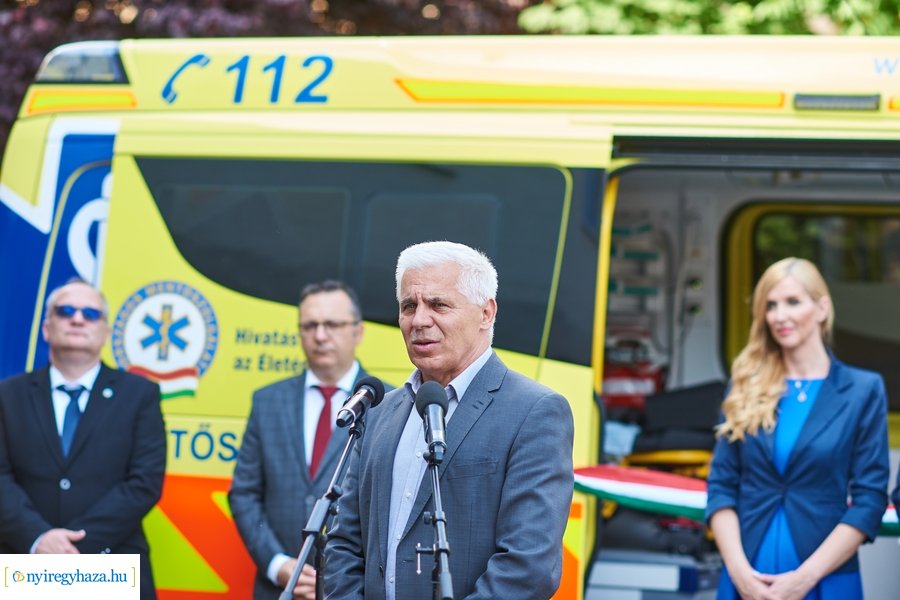 Mentőautó átadás a Mentőállomáson