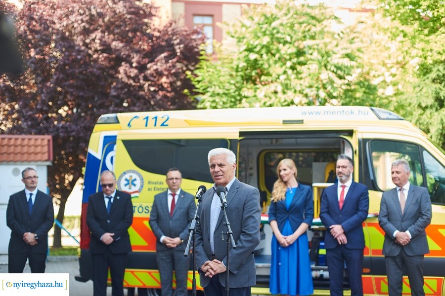 Mentőautó átadás a Mentőállomáson