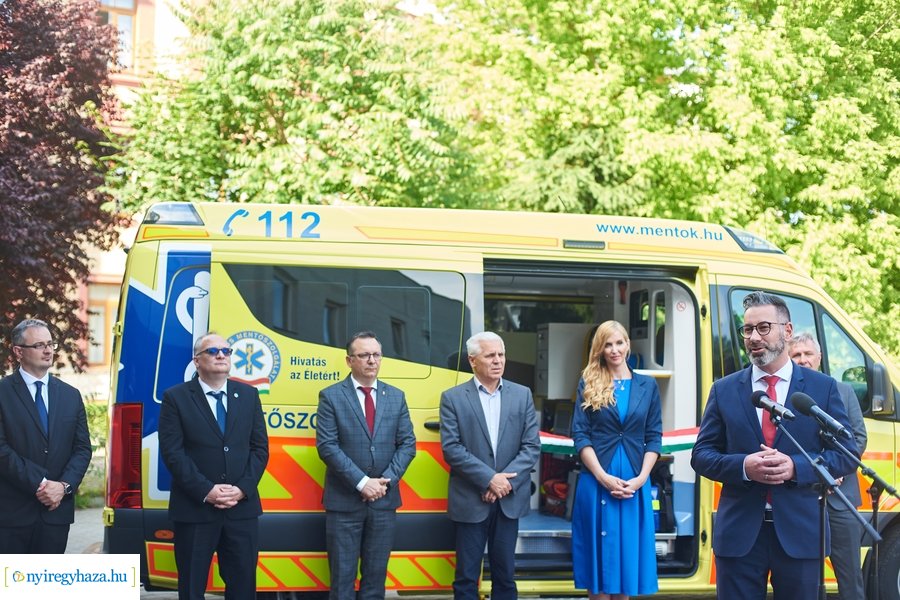 Mentőautó átadás a Mentőállomáson