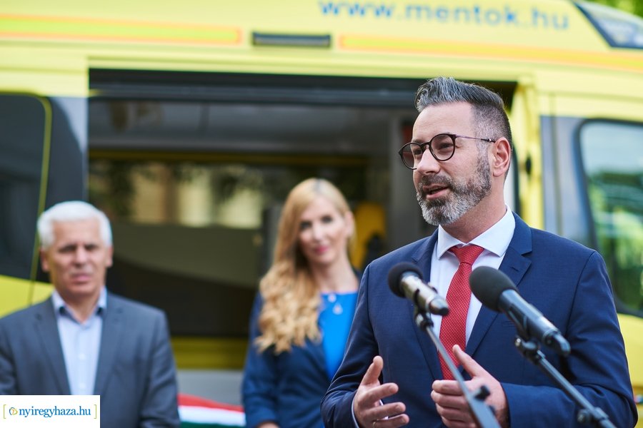 Mentőautó átadás a Mentőállomáson