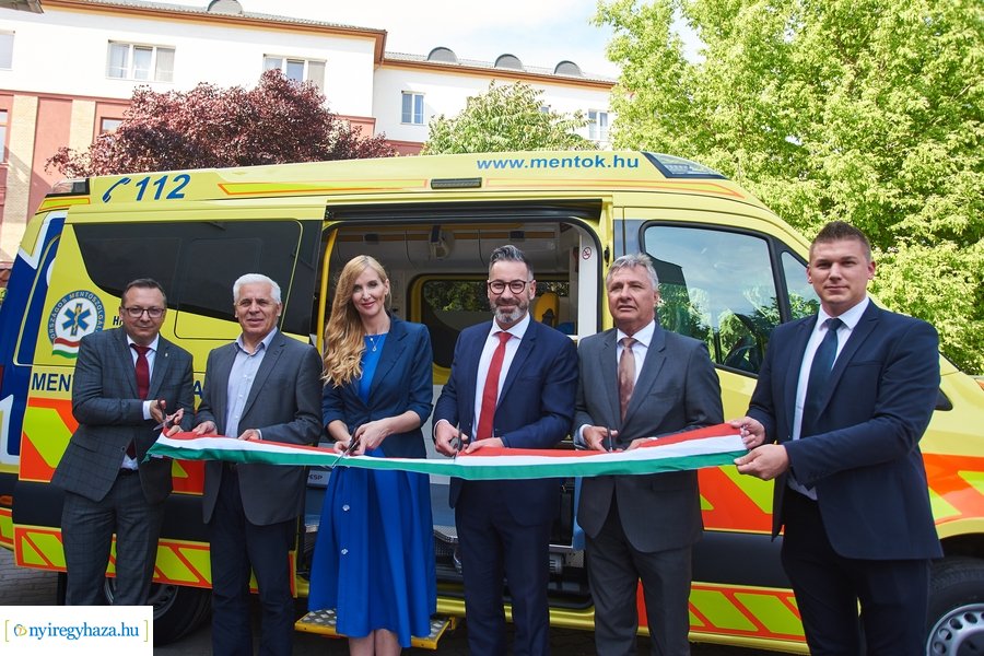 Mentőautó átadás a Mentőállomáson