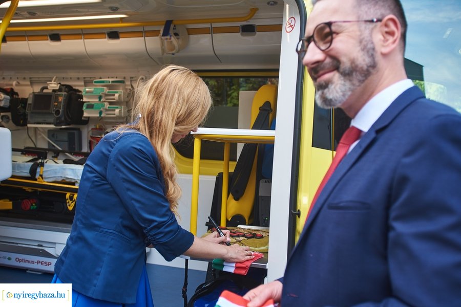 Mentőautó átadás a Mentőállomáson