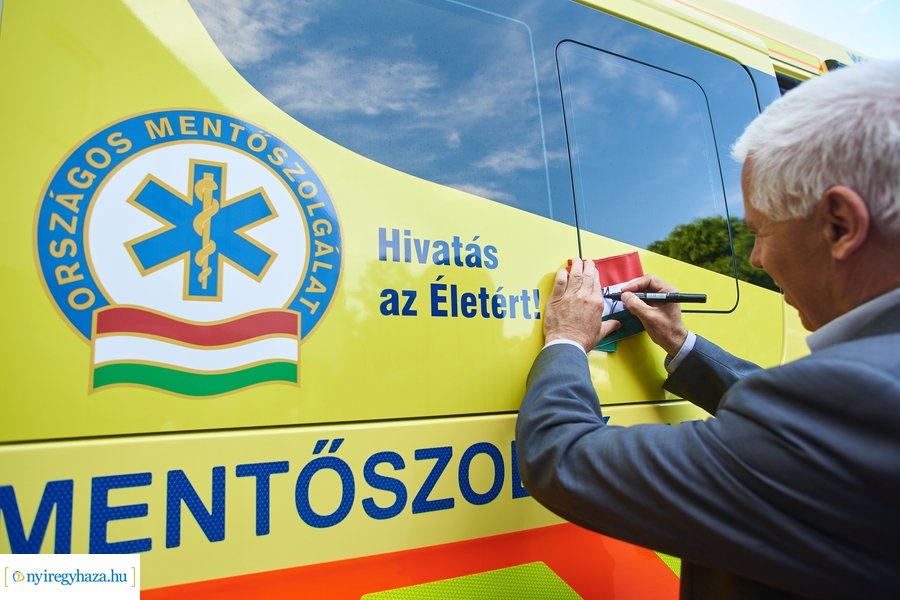 Mentőautó átadás a Mentőállomáson