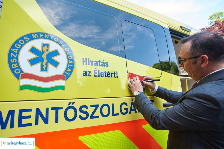 Mentőautó átadás a Mentőállomáson