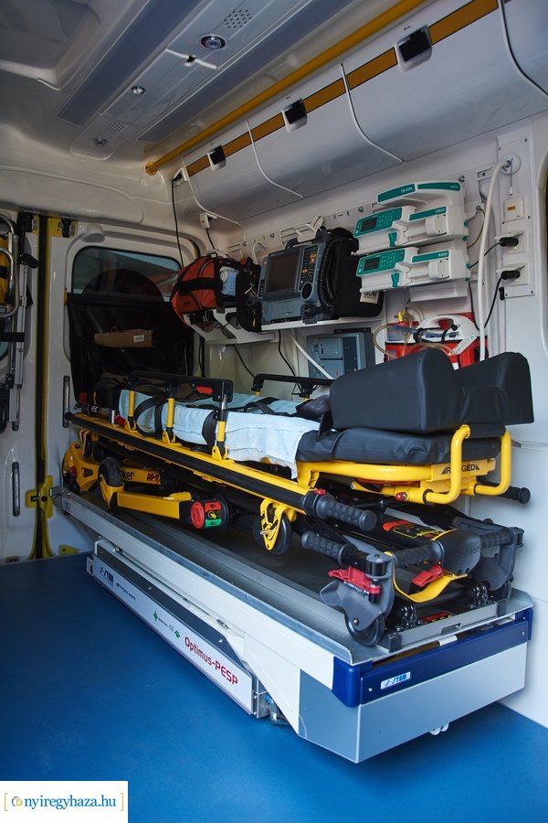 Mentőautó átadás a Mentőállomáson