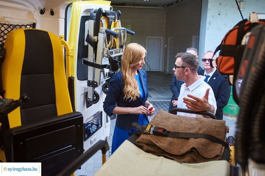 Mentőautó átadás a Mentőállomáson