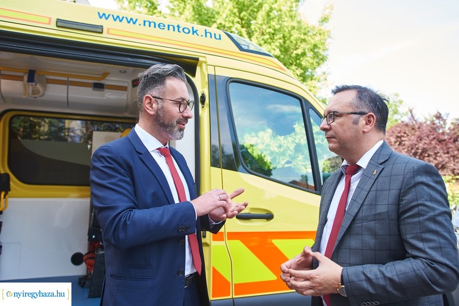 Mentőautó átadás a Mentőállomáson