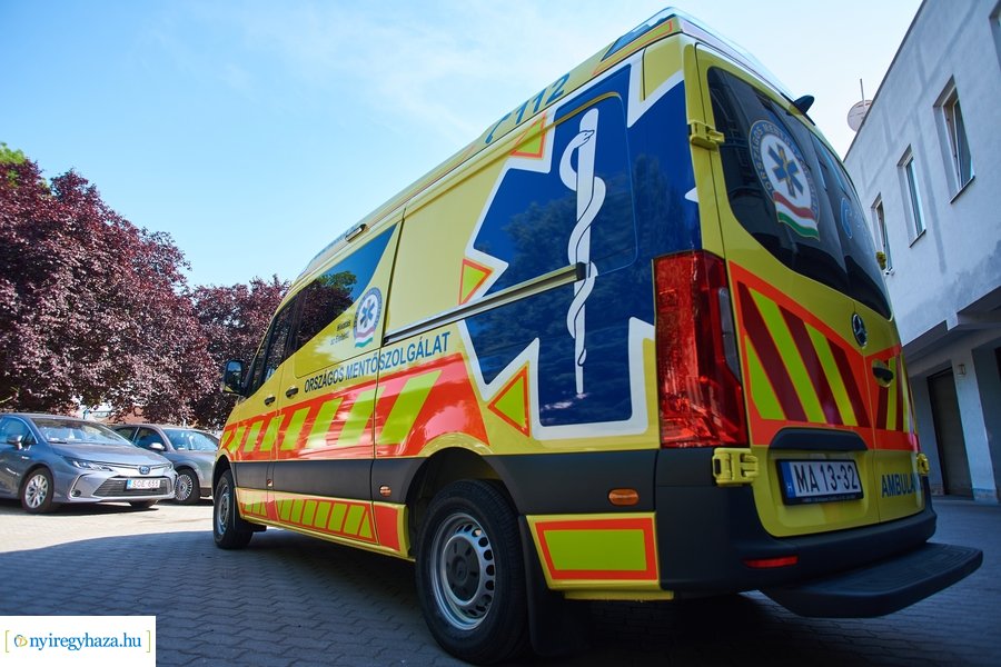 Mentőautó átadás a Mentőállomáson