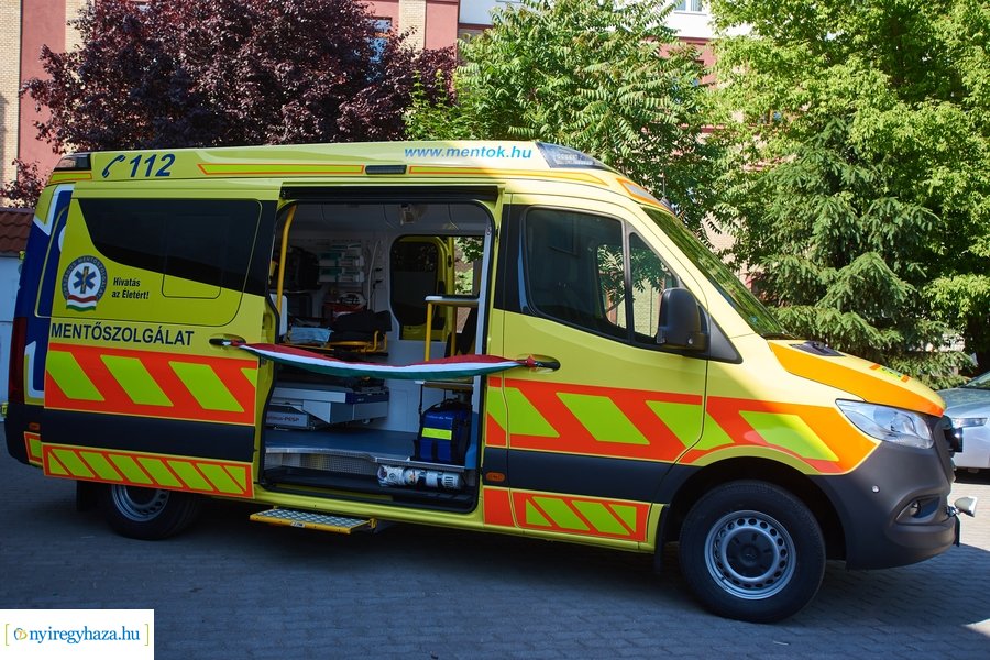 Mentőautó átadás a Mentőállomáson