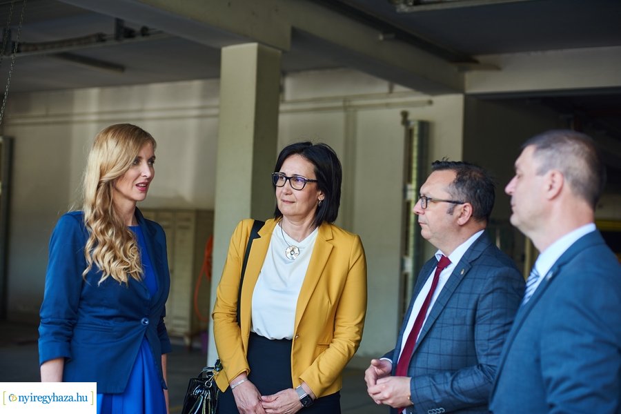 Mentőautó átadás a Mentőállomáson