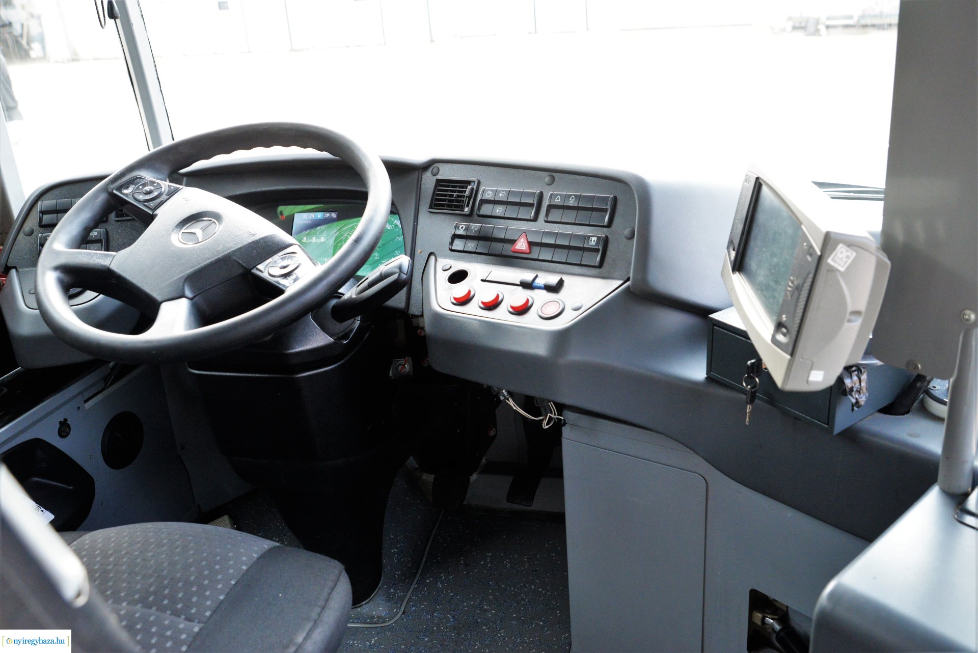 Mercedes buszokat kapott a város