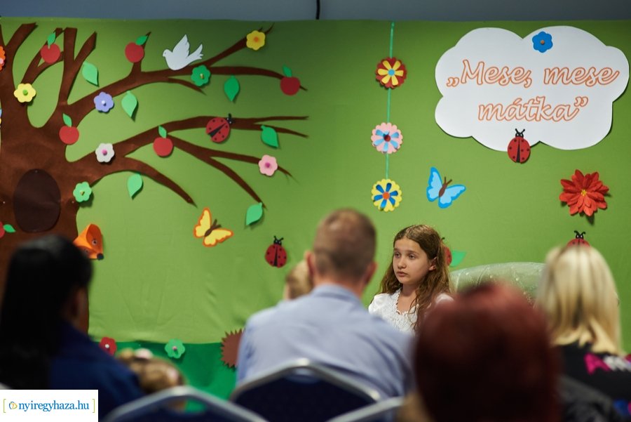 Mesemondó verseny a művelődési központban