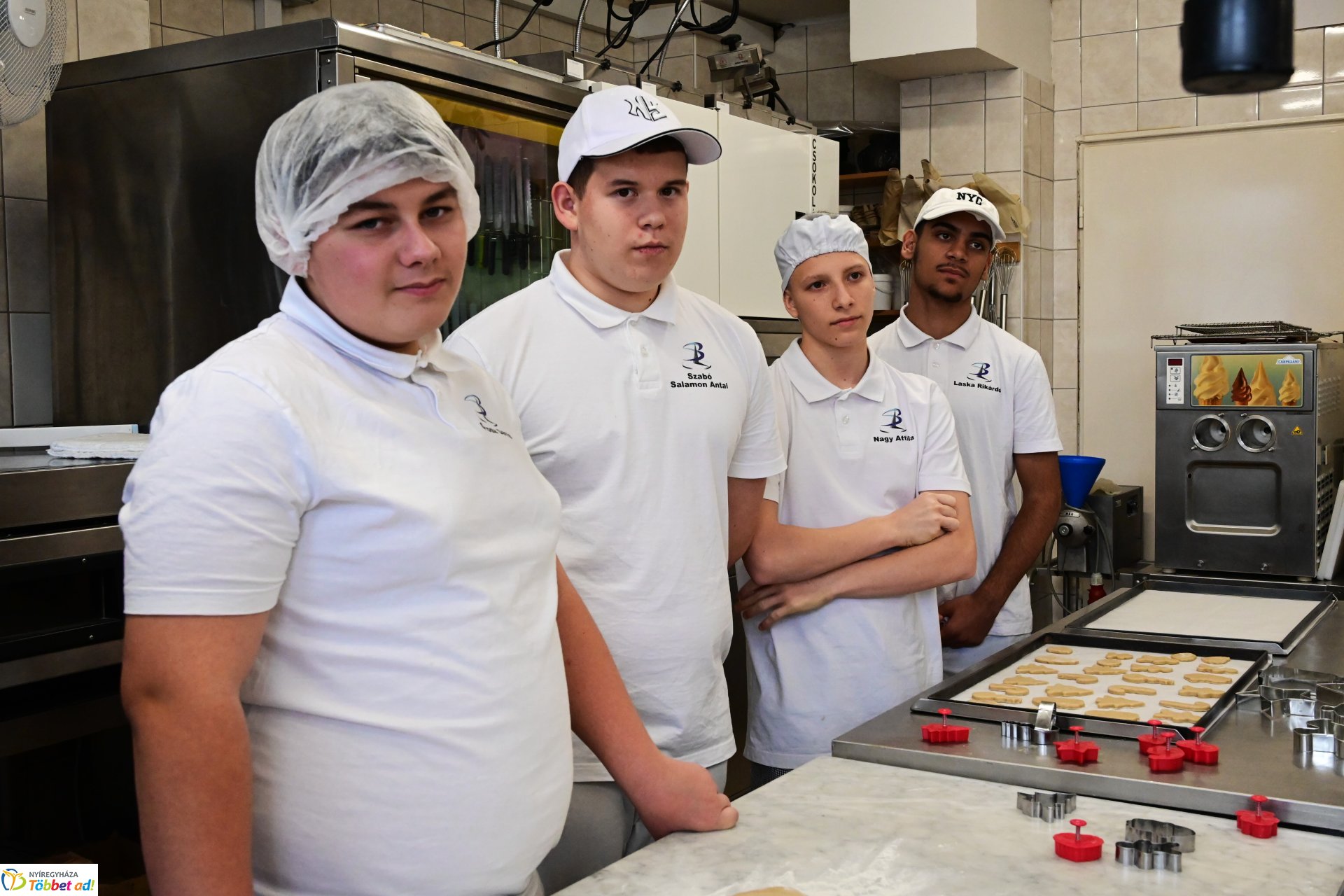 Mézeskalács készül a Sipkay cukrászműhelyében