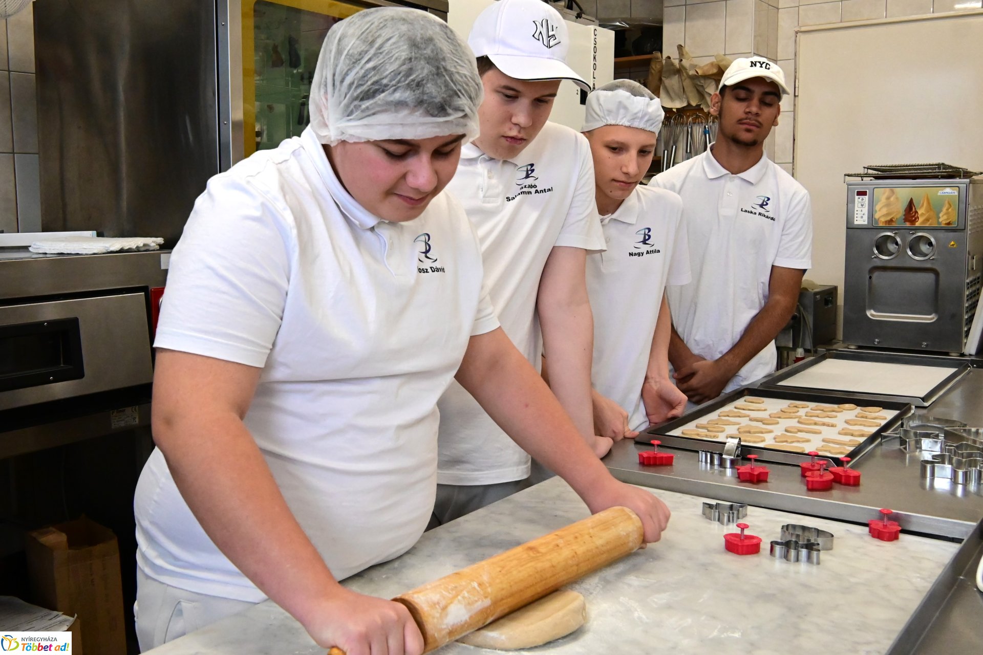 Mézeskalács készül a Sipkay cukrászműhelyében